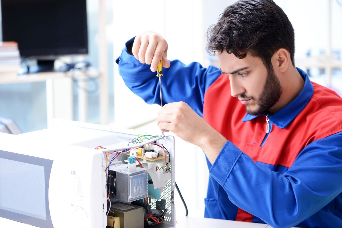 Técnicos Cointra que continúan formándose para brindar el mejor servicio. Técnicos Cointra que continúan formándose para brindar el mejor servicio.